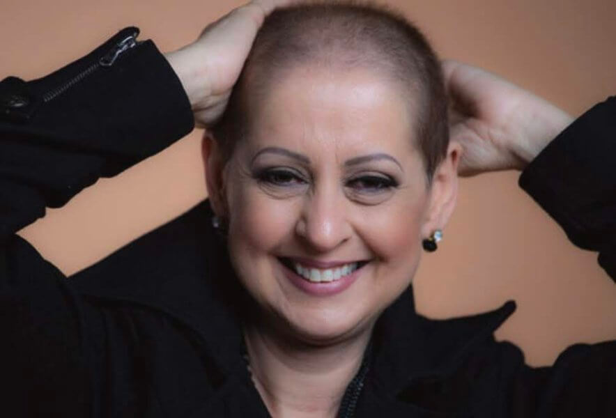 Jaqueline Gonçalves aparece em foto realizada em ensaio fotográfico que retrata a recuperação após o tratamento contra o câncer de mama.